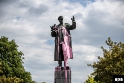 Еще до сноса памятник Коневу не раз обливали краской