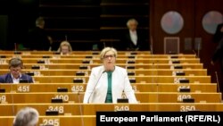 Члены Европарламента на пленарном заседании
с соблюдением социальной дистанции. Брюссель, 2 марта 2020 года.