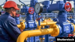  Сотрудник на вводе в эксплуатацию установки подготовки газа на нефтегазоконденсатном месторождении, Харьков, 11 августа 2015 г.