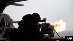 Ілюстраційне фото. Український боєць веде вогонь по противнику неподалік Донецького аеропорту