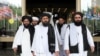 Мулла Абдул Ғани Барадар (ортада) бастаған Талибан делегациясы келіссөзден шығып кeледі. Мәскеу, 30 мамыр 2019 жыл. 