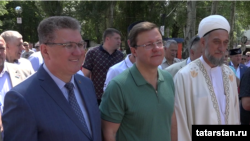 Слева направо: Глава Нурлата Алмаз Ахметшин, губернатор Самарской области Дмитрий Азаров, муфтий Самарской области Талип Яруллин 