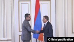 Ara Babloyan (sağda) Mohammed Haj Ibrahim ilə görüşdə, 3 sentyabr, 2018-ci il