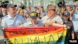 Полиция задерживает ЛГБТ-активиста, вышедшего на одиночный пикет, Санкт-Петербург, 2 августа 2014 года