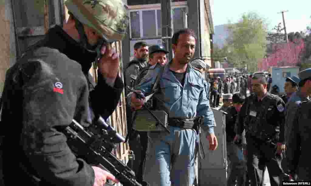 Afghan security forces coordinate their plans during the April 15 militant attacks in Kabul. (Sayedjan Sabawoon/Radio Free Afghanistan)