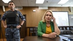 Gazetarja ruse, Marina Ovsyannikova, në gjykatë e akuzuar për "diskreditimin" e ushtrisë ruse. Moskë, 28 korrik 2022.