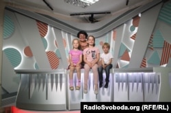 Руководитель «Веселка ТВ» Дина Ибрагимова и самая младшая группа ведущих