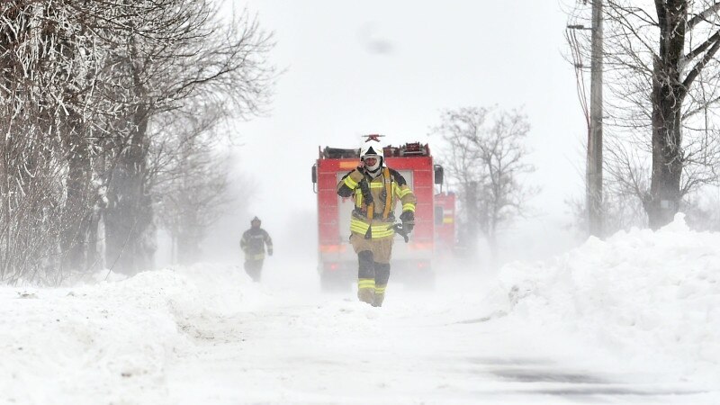 Романија по снежното невреме - Илјадници луѓе без струја, затворени училишта и блокирани патишта