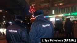 Сотрудники полиции рядом с метро «Октябрьское поле».