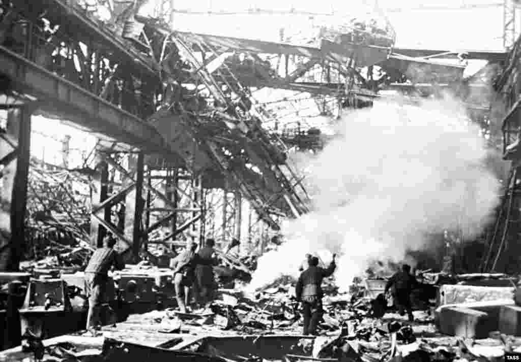 Heavy fighting on the grounds of the Red October Factory during the Battle of Stalingrad. (TASS)