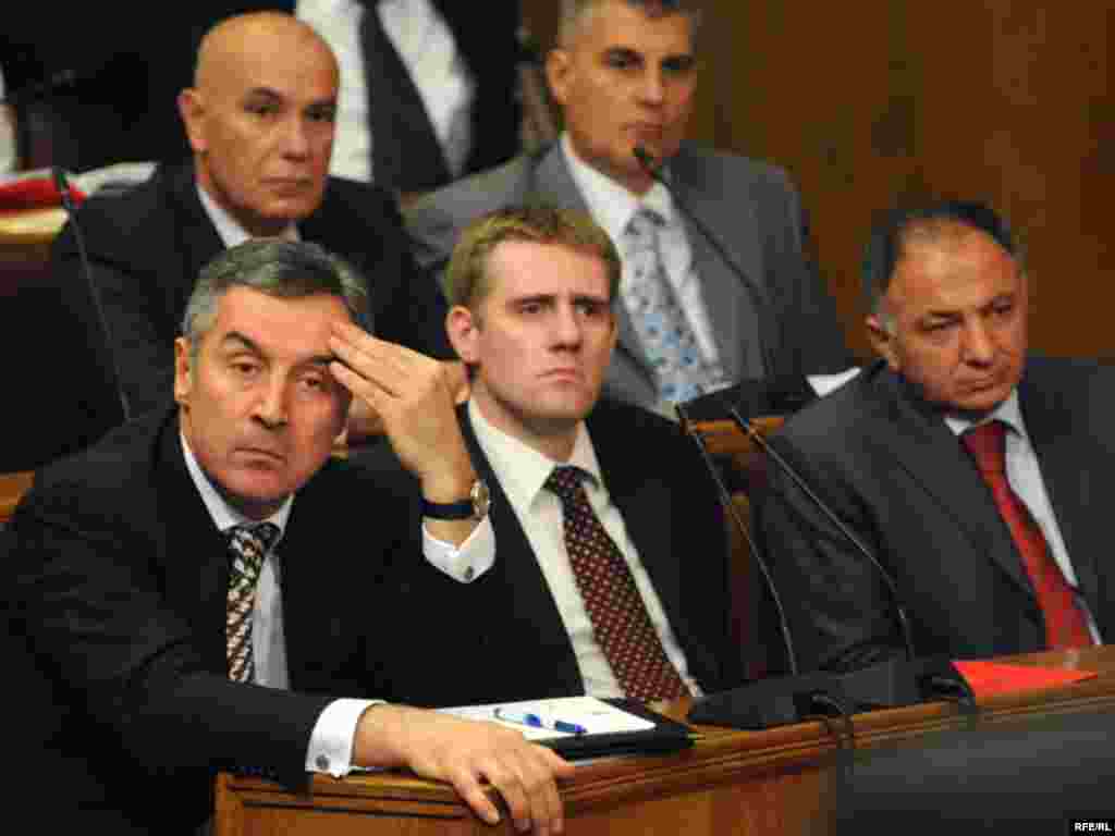Crna Gora - Male promjene... - Crnogorski parlament je većinom glasova prihvatio izvještaj mandatara Mila Ðukanovića i njegov prijedlog za sastav nove crnogorske vlade.