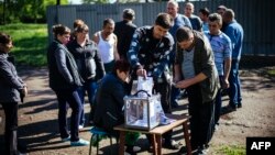 Голосування на референдумі в одному з сіл на Луганщині