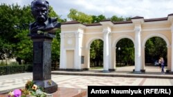Архивное фото: памятник Шевченко в Симферополе