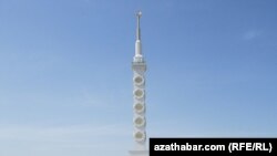 Ашхобод марказида яқинда қад ростлаган Конституция монументини ҳам турк ширкатлари бунëд қилди.
