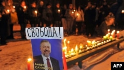 В поддержку Санникова его сторонники выступали сразу же после ареста. Снимок сделан 21 декабря 2010 года в Минске.