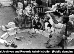 Copii, în timpul blocadei Berlinului, se joacă de-a „podul aerian”