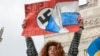 Женщина с плакатом во время протеста против вторжения России в Украину. Стамбул, Турция, 27 февраля 2022 года