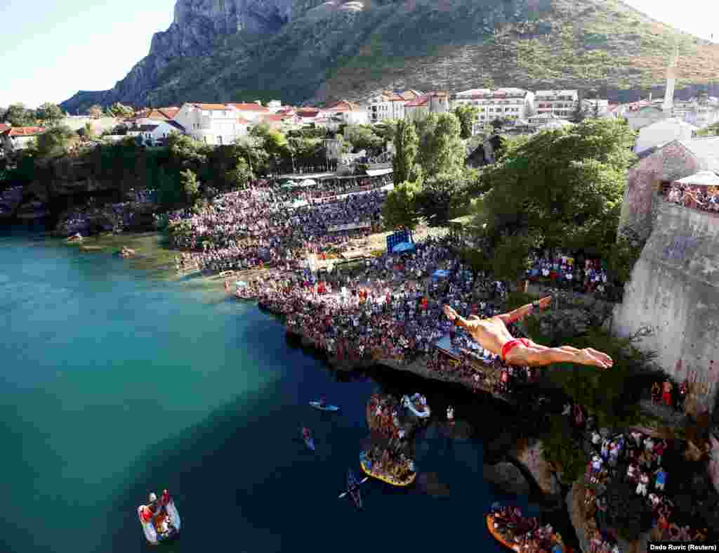 Lorens Listo duke u hedhur nga Ura e Vjetër e Mostarit gjatë garës tradicionale të zhytjes në Bosnje &nbsp;e Hercegovinë.&nbsp;