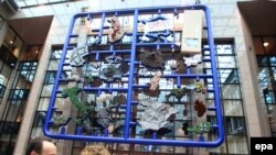 Reprezentări ale țărilor europene, în cadrul expoziției „Entropa”, la sediul CE din Bruxelles, 14 ianuarie 2009, când Cehia prelua pentru prima dată președinția rotativă a Consiliului UE