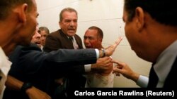 Потасовка законодателей-оппозиционеров с проправительственными активистами. Каракас. Венесуэла