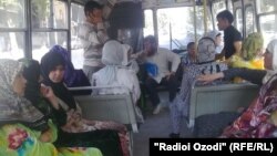 Автобуста кетіп бара жатқан, орамал таққан тәжік әйелдері (Көрнекі сурет).