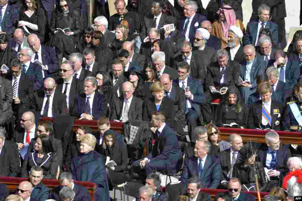 Njemačka kancelarka Angela Merkel sa službenom delegacijom prisustvuje inauguraciji pape Franje, 19. mart 2013. Foto: AFP / Andreas Solaro 