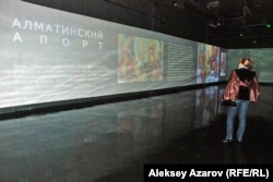 Посетительница выставки «Алматы – это мы», на которой была представлена информация о яблоках и алматинском апорте. Алматы, 30 сентября 2015 года.