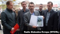 Секретарот на опозицискиот СДСМ Андреј Петров ги достави сите материјали со кои располага партијата за обвинувањата дека во Ресен масовно им се издаваат лични карти на жители од Мала Преспа. 