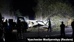 Ucraina - Salvatori la locul prăbușirii avionului Antonov An-26, lângă aeroportul militar Ciuhuiv , regiunea Harkov