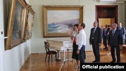 Украина, Крым - Аксенов и Медведев посетили Феодосийскую картинную галерею имени Ивана Айвазовского, май 2016