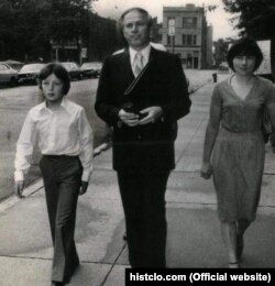 Владимир (сол жақта) және Наталия (оң жақта) Половчактар адвокат Юлиан Куляспен бірге. АҚШ, 1980 жыл.