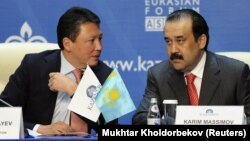 Тимур Құлыбаев (сол жақта) пен Кәрім Мәсімов KazEnergy конференциясында. Астана, 4 қазан 2011 жыл