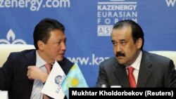 Экс-президенттің күйеубаласы, Kazenergy-дің сол кездегі басшысы Тимур Құлыбаев (сол жақта) және сол кездегі премьер-министр Кәрім Мәсімов. 2011 жыл. 