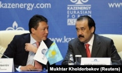 Премьер-министр Казахстана Карим Масимов слушает Тимура Кулибаева (слева), нефтяного топ-менеджера. Астана, 4 октября 2011 года.