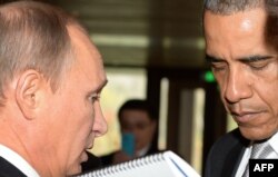 Obama speaks with Russian President Vladimir Putin before the APEC summit in Beijing on November 11.