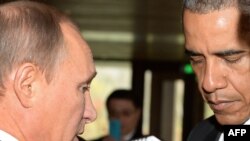 Китай. Президент России Владимир Путин и президент США Барак Обама во время короткой беседы в кулуарах саммита АТЭС в Пекине