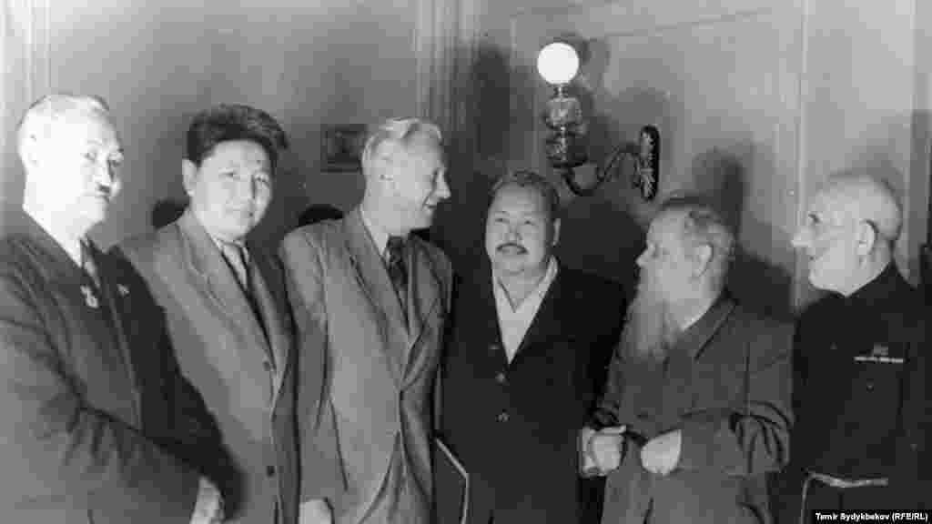Түгөлбай Сыдыкбеков жана М. Фадеев баштаган советтик жазуучулар.