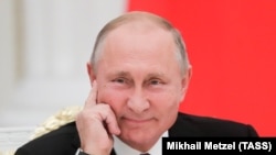 Vladimir Putin Kremldə almaniyalı biznesmenlərlə görüşdə, 1 noyabr, 2018-ci il