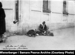 A photo taken by Wienerberger in Kharkiv in the spring or summer of 1933. His handwritten caption on the picture simply states: "Mother with her starving children."