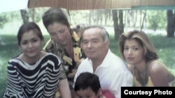 Покойный президент Узбекистана Ислам Каримов с семьей.