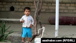 Ребенок у колонки с водой. Туркменистан (архивное фото) 