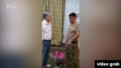 Бывший президент Кыргызстана Алмазбек Атамбаев (слева) и Курсан Асанов, заместитель министра внутренних дел страны. Кой-Таш, 8 августа 2019 года.
