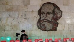 Zaposleni sa meračem temperature u jednoj od centralnih stanica metroa u Moskvi, maj 2020.