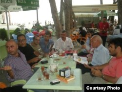 2010-cu ildə Azad Yazarlar Ocağının toplantısı.