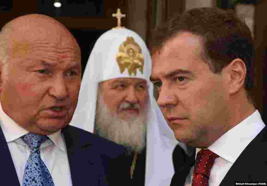 Luzhkov stands with Patriarch Kirill and then-Russian President Dmitry Medvedev (left to right) at city celebrations in the capital&#39;s Tverskaya Square on September 5, 2009.&nbsp;It was Medvedev who, in September 2010, removed Luzhkov from his post after he said he had lost trust in the mayor.