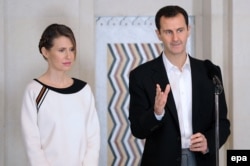 Bashar al-Assad dhe gruaja e tij, Asma, gjatë një ceremonie në Damask më 2016.