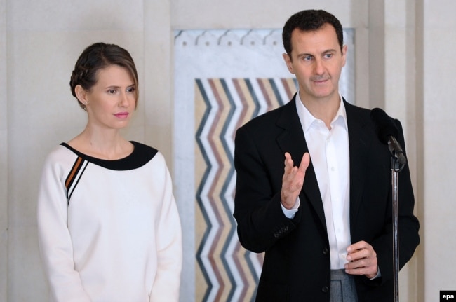 Bashar al-Assad dhe gruaja e tij, Asma, gjatë një ceremonie në Damask më 2016.