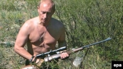 Putin Tuvanın Sayan dağlarında ovda