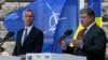 Президент України Петро Порошенко і генеральний секретар НАТО Єнс Столтенберґ (ліворуч). Київ, 10 липня 2017 року 