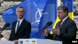 Президент Украины Петр Порошенко и генеральный секретарь НАТО Йенс Столтенберu (слева). Киев, 10 июля 2017 год